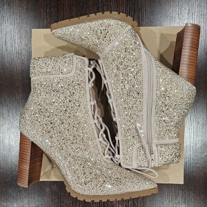 Steve Madden wooden heel shoes. They blush color with rhinestone.Size 10